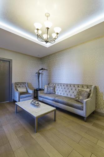 a living room with a couch and a table at Hotel El Conquistador del Paseo de Montejo in Mérida