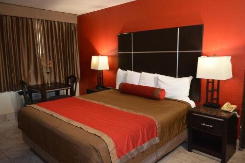 Krevet ili kreveti u jedinici u objektu Harbor Inn & Suites Oceanside