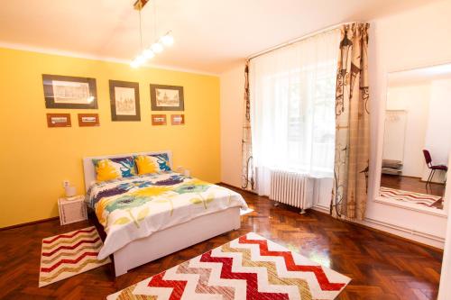 Un pat sau paturi într-o cameră la B Apartments - Apartment Bastion
