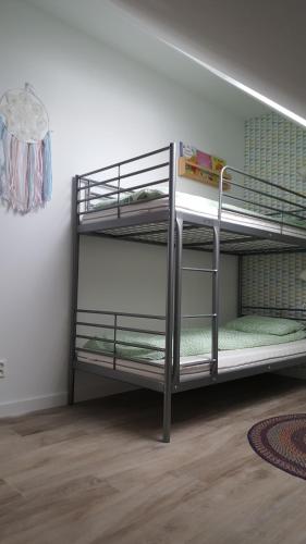 シュツァブニツァにあるApartament Homole A6の二段ベッド2組が備わる客室です。
