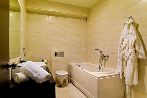 A bathroom at Flegra Palace