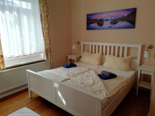 Ein Bett oder Betten in einem Zimmer der Unterkunft Ferienwohnung am Torbogen