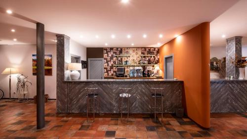 a bar with bar stools in a room at Hotel La Posada De Alameda in Alameda del Valle