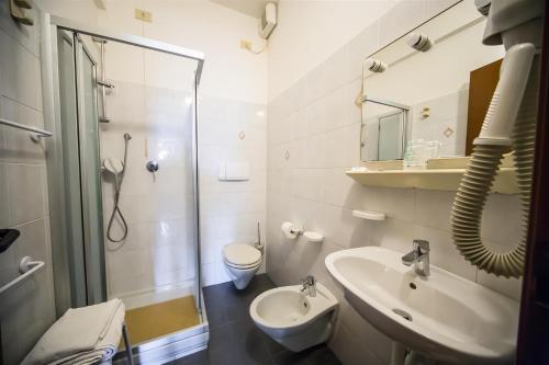 ein Bad mit einer Dusche, einem Waschbecken und einem WC in der Unterkunft La Caravella in Loano