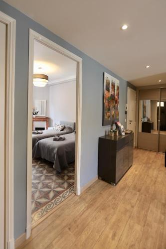 une chambre avec un lit et un grand miroir dans l'établissement 70m2 Apartment - La Roseraie, à Cannes