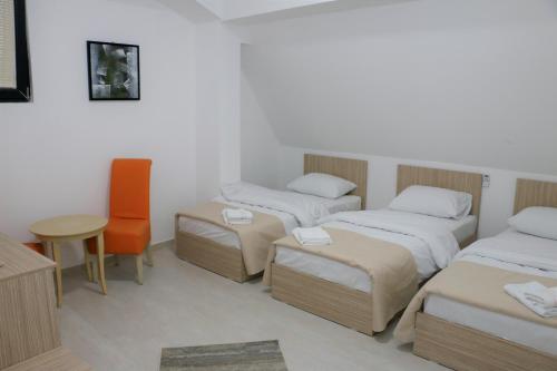 Postel nebo postele na pokoji v ubytování Hotel Old Konak