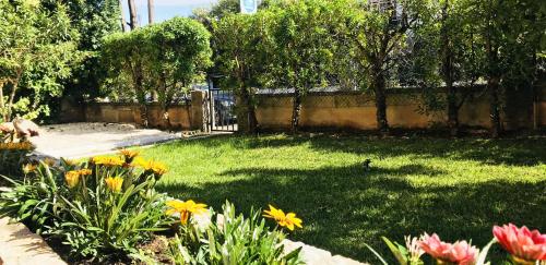 a yard with a garden with flowers and a fence at Cascais Dream Stay Guest House in Cascais