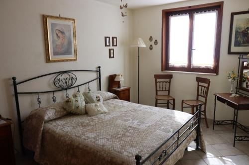 カヴァ・ダリーガにあるCountry Houseのベッドルーム1室(ベッド1台、椅子2脚、窓付)