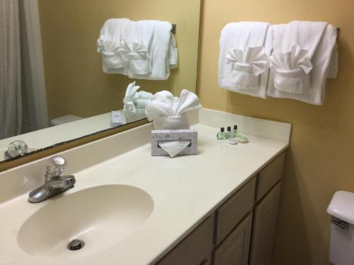 Bathroom sa Peppertree Ocean Club Resorts