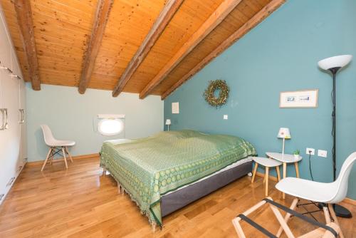 um quarto com uma cama e um tecto de madeira em Casa di Campiello em Corfu Town