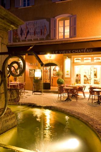 - une piscine d'eau en face d'un restaurant la nuit dans l'établissement Le Vieux Château, à Aiguines
