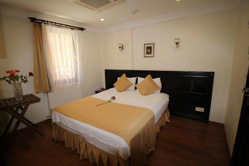 Katil atau katil-katil dalam bilik di Sultans Hotel
