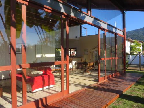 Cette maison en verre offre une vue sur l'océan. dans l'établissement Casa Bon Voyage - Guesthouse, à Parati