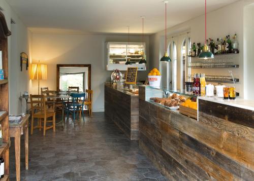 um restaurante com um balcão e uma sala de jantar em Brusco rooms em Como