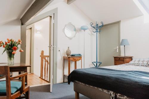 Cadier en KeerB&B Calidier的一间卧室，配有一张床、一张桌子和一张书桌