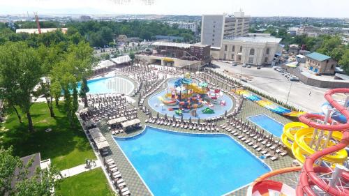 una vista aerea di un parco acquatico con uno scivolo d'acqua di Aidana Plaza Hotel a Shymkent