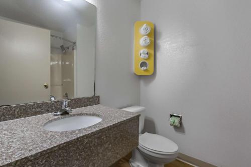 Kúpeľňa v ubytovaní Motel 6-Augusta, KS