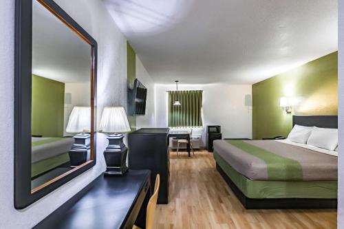 Posteľ alebo postele v izbe v ubytovaní Motel 6-Augusta, KS