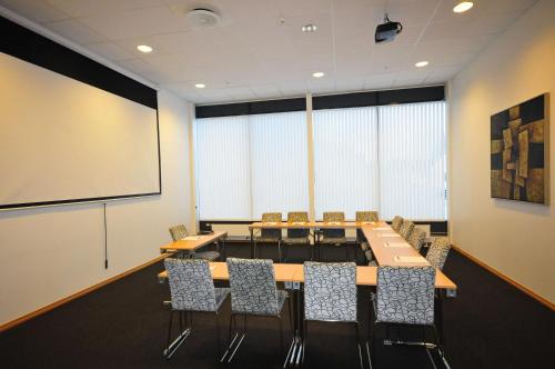 a conference room with a large table and chairs at Best Western Leto Arena in Dal