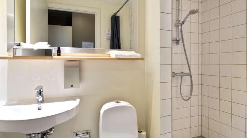 Ein Badezimmer in der Unterkunft Hotel Kronjylland