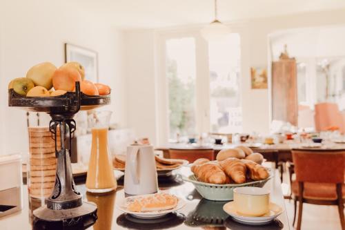 Cadier en KeerB&B Calidier的一张桌子,上面放着一碗面包和一篮羊角面包