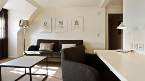 Ein Sitzbereich in der Unterkunft Hotel Kronjylland