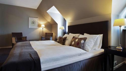 Ein Bett oder Betten in einem Zimmer der Unterkunft Hotel Kronjylland