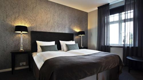 Ein Bett oder Betten in einem Zimmer der Unterkunft Hotel Kronjylland