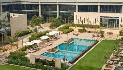 einem Luftblick auf ein Gebäude mit einem Pool in der Unterkunft Andaz Delhi Aerocity- Concept by Hyatt in Neu-Delhi