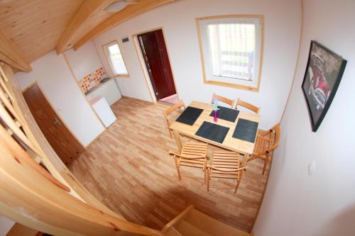 ウストカにあるRodzinna Krainaのテーブルと椅子が備わる客室です。