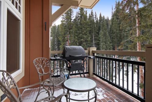 grill na balkonie ze stołem i krzesłami w obiekcie 3044 Lone Eagle Condo w mieście Keystone