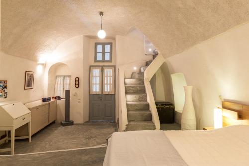 Andreas Cultural Cave House in Imerovigli, Santorini photo 2