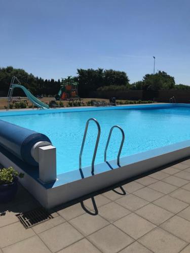 Swimmingpoolen hos eller tæt på Bredebro camping