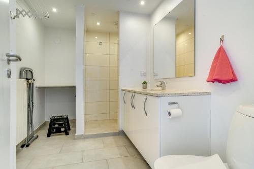 Kylpyhuone majoituspaikassa Løkken Bright Apartment (Sommerlyst)