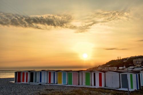 サン・タドレッスにあるLe Nice Havraisの夕暮れ時のビーチ小屋