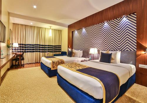 Una cama o camas en una habitación de Ramoji Film City- Sitara Luxury Hotel