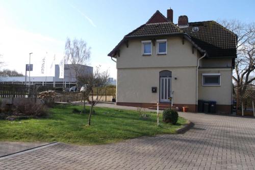 ein Haus auf einer Straße mit einer steinernen Einfahrt in der Unterkunft Peper Ute in Neustadt in Holstein