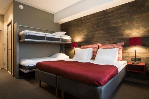 Ліжко або ліжка в номері Hotell Nordic