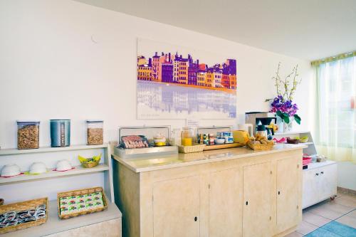 Kuchyň nebo kuchyňský kout v ubytování Séjours & Affaires Lyon Saint-Nicolas