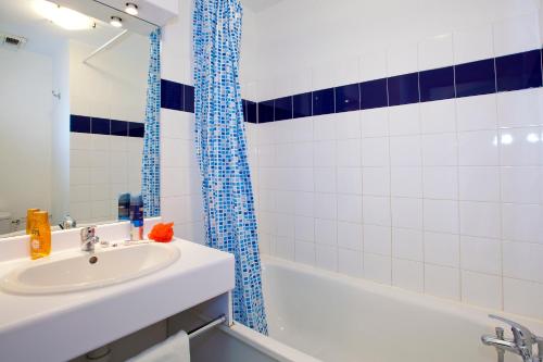 Phòng tắm tại Séjours & Affaires Lyon Saint-Nicolas