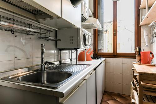 a kitchen with a sink and a microwave at Cà Tolentini in Venice