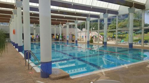 Swimmingpoolen hos eller tæt på Neot Golf Caesarea Garden Apartment