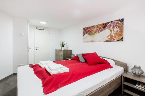 Un dormitorio blanco con una manta roja en una cama en E-52 Apartment in center en Budapest
