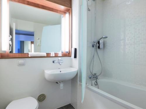 小森林的住宿－鐘樓瓦倫錫耶納小森林酒店，一间带水槽、卫生间和淋浴的浴室