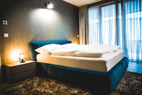 una camera da letto con letto con struttura blu e finestra di TOP LOCATION VIENNA MARIAHILF 9 a Vienna