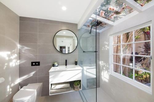 A bathroom at Luxury Designer Paddington Cottage + FREE WIFI