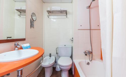 リョレート・デ・マルにあるBLUESEA Montevista Hawaiのバスルーム(洗面台、トイレ、バスタブ付)