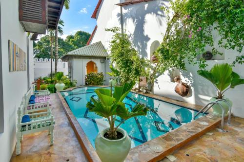 uma piscina no quintal de uma casa em Kholle House em Zanzibar