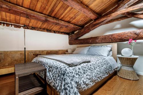una camera con letto e soffitto in legno di La Suite del Principe a Palermo