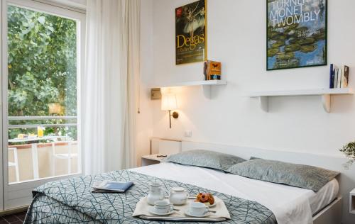 um quarto de hotel com uma cama e uma janela em Hotel Sabrina em Castiglione della Pescaia